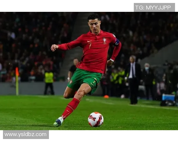 绘制足球巨星C罗的精彩瞬间与传奇生涯